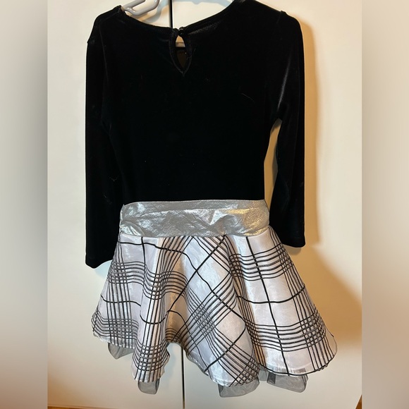 Girl’s 5T fun festive Christmas Holiday dress black and silver - Picture 10 of 11
